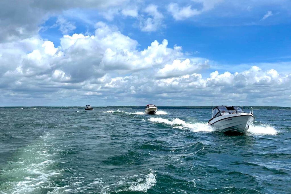 Bild 2: Sportbootfahrt über das „kleine Meer“ Mecklenburg-Vorpommerns mit Wellen und viel Fahrspaß.