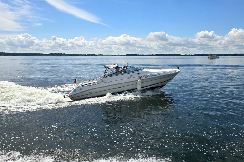 Bild 8: Bei bestem Wetter unterwegs auf der Müritz.